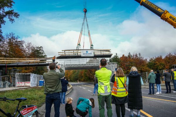 Brückeneinhub am Radschnellweg 1 bei Böblingen