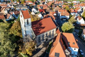 Die Schönaicher Laurentiuskirche aus der Vogelperspektive